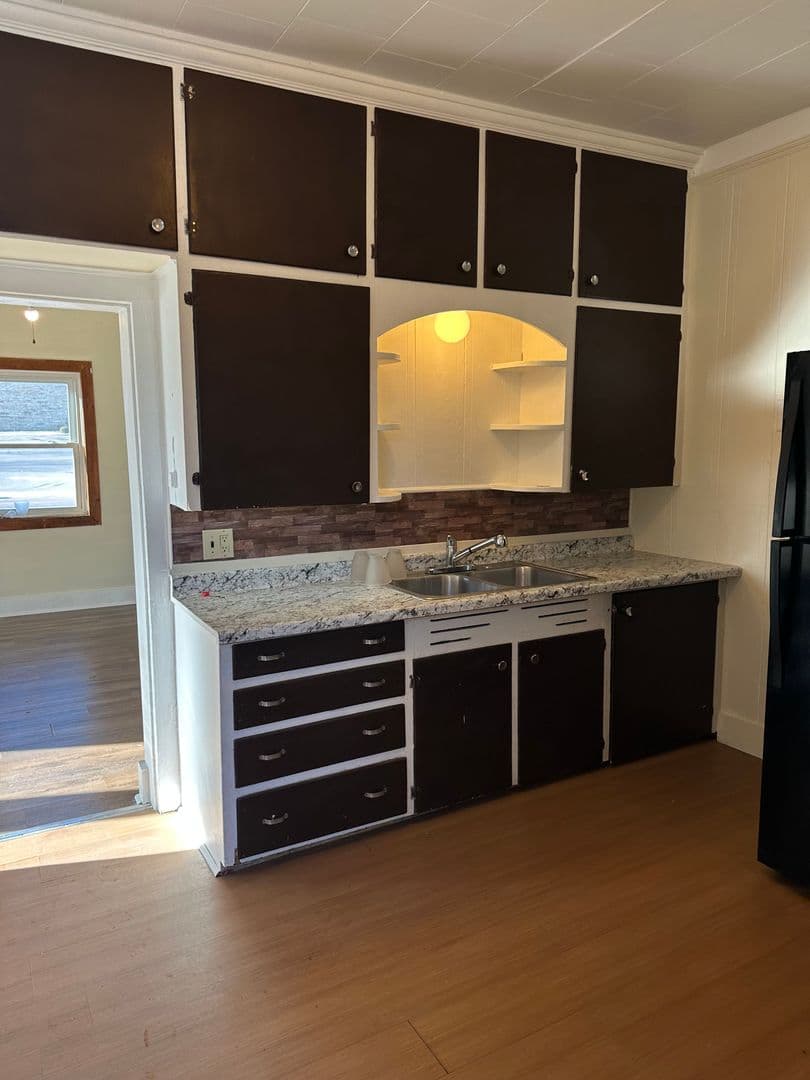Greenwood Apartment: 208 South Andrews Ave