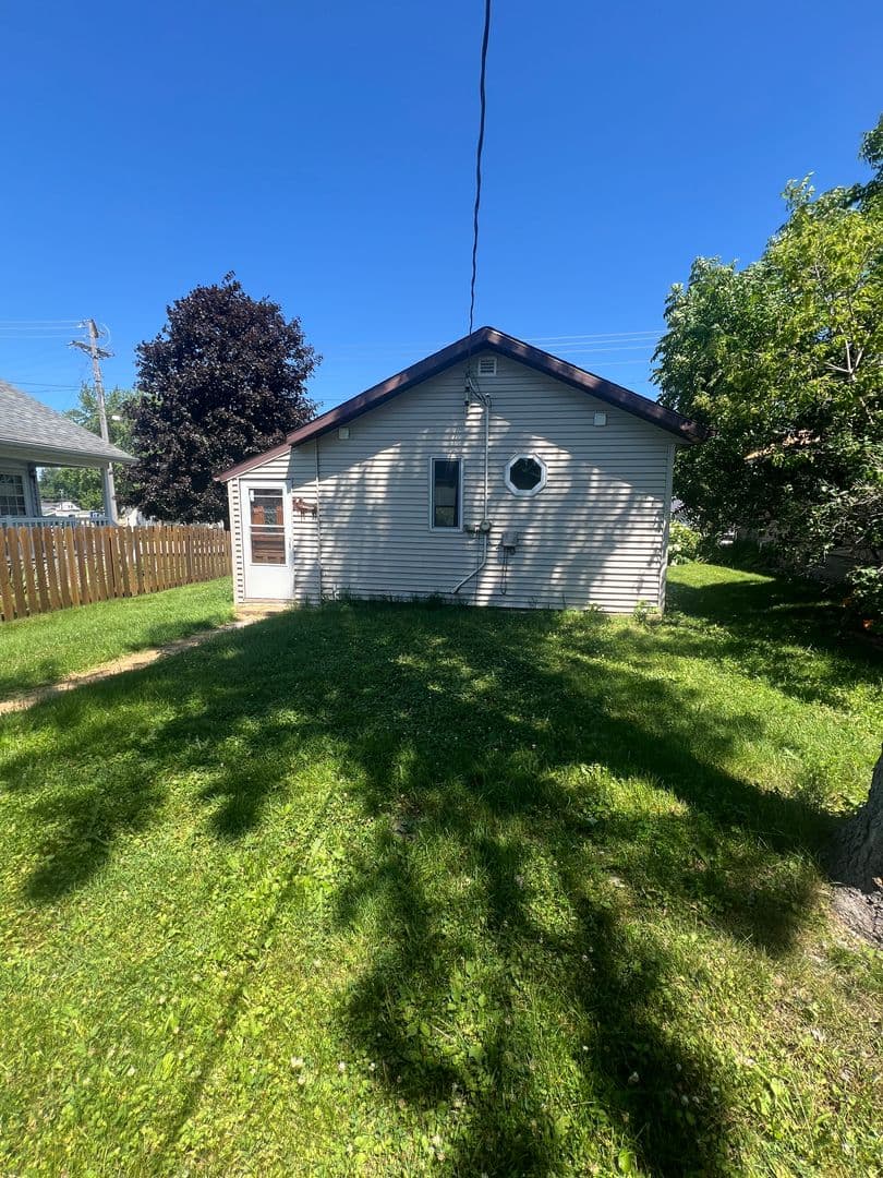 Marshfield House: 206 E 14th St