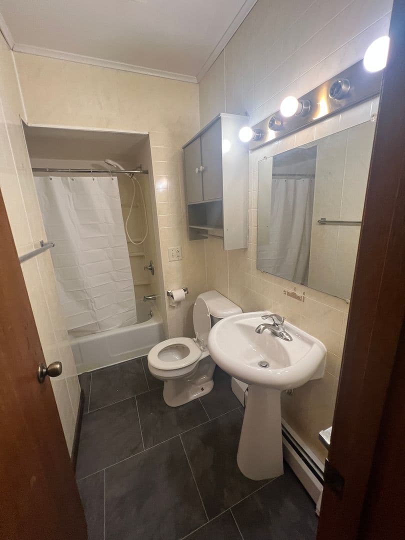 Marshfield House: 208 E 14th St
