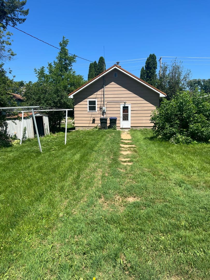 Marshfield House: 208 E 14th St