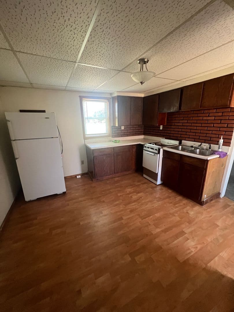Spencer Apartment: 305 E Maple St