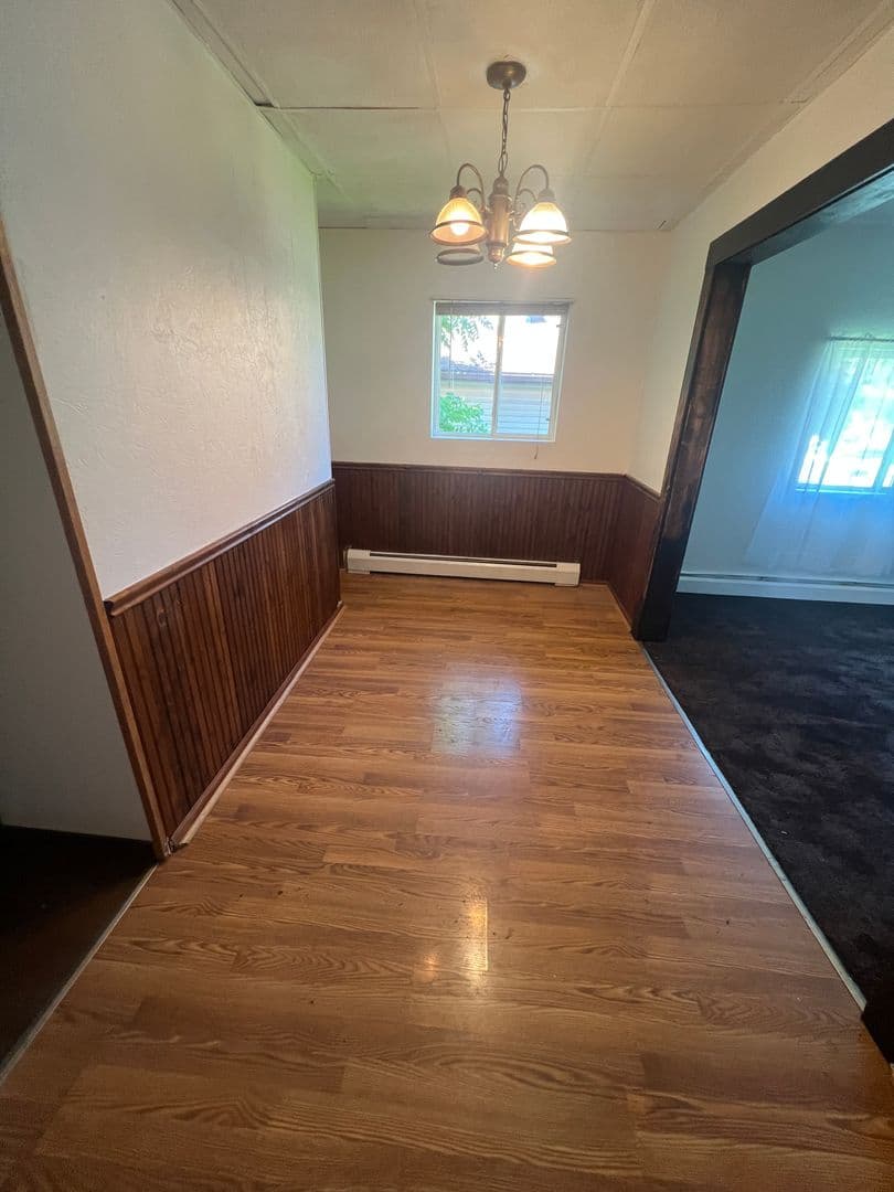 Marshfield House: 208 E 14th St