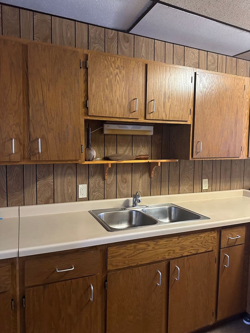 Spencer Apartment: 206 S Pacific St