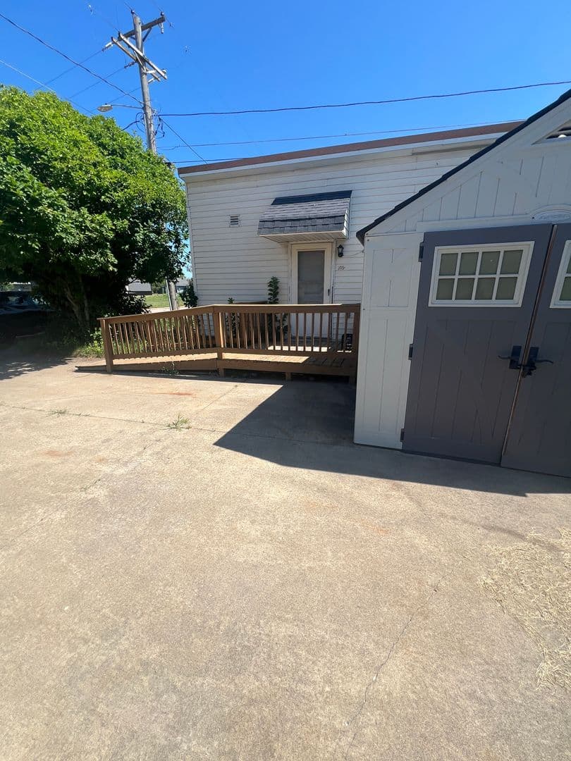 Spencer Apartment: 305 E Maple St