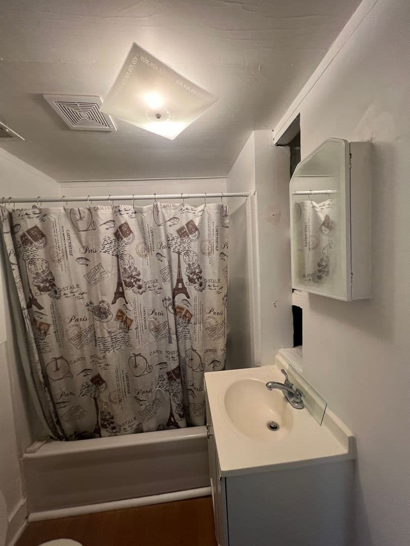 Marshfield House: 206 E 14th St