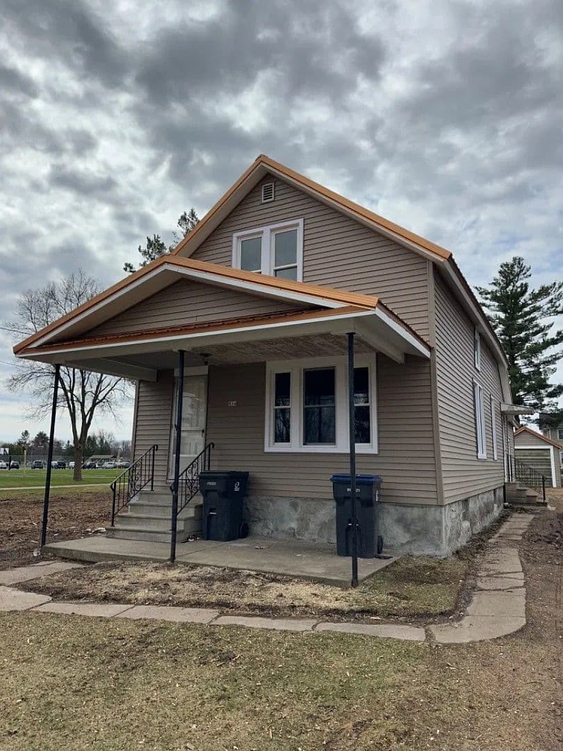 Marshfield Apartment: 814 4th E. St