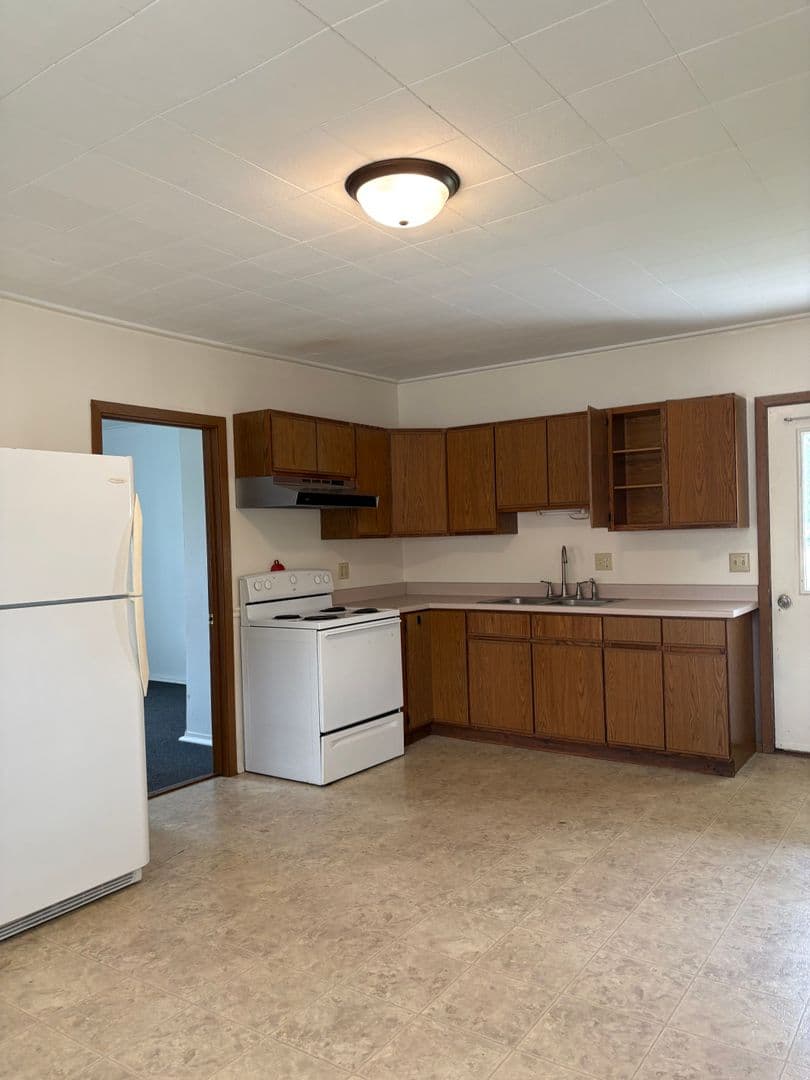 Tigerton Apartment: 332 Cedar Street