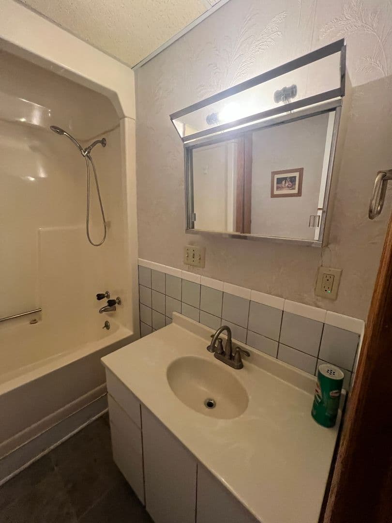 Spencer Apartment: 206 S Pacific St