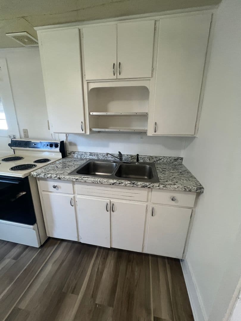 Marshfield House: 206 E 14th St