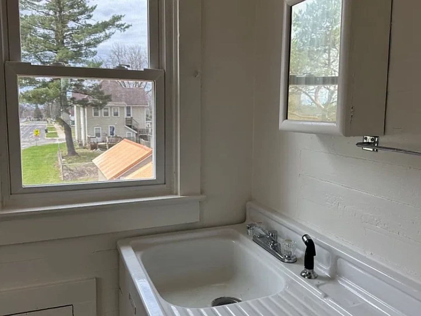 Marshfield Apartment: 814 4th E. St