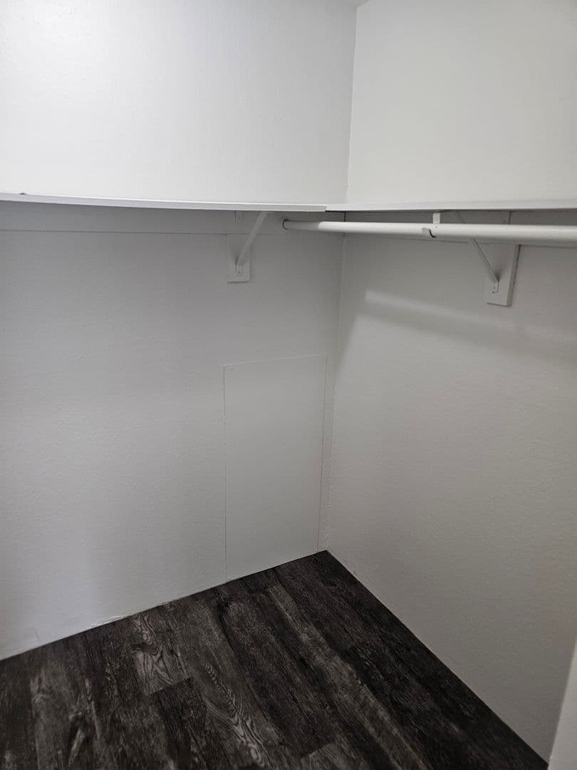 Bellevue Apartment: 910 Ginny Avenue