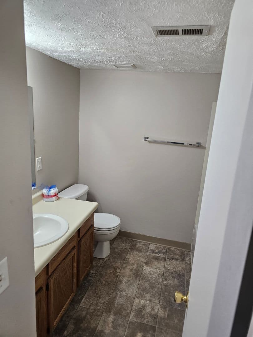 Bellevue Apartment: 910 Ginny Avenue