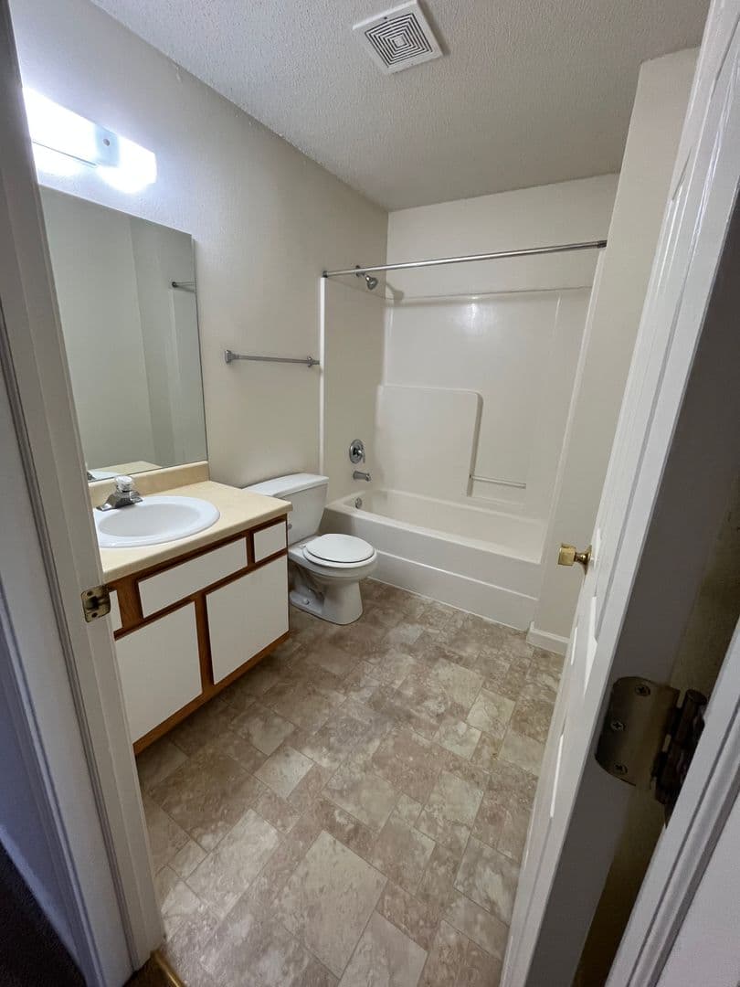 Lincoln Apartment: 3811 Baldwin Ave.