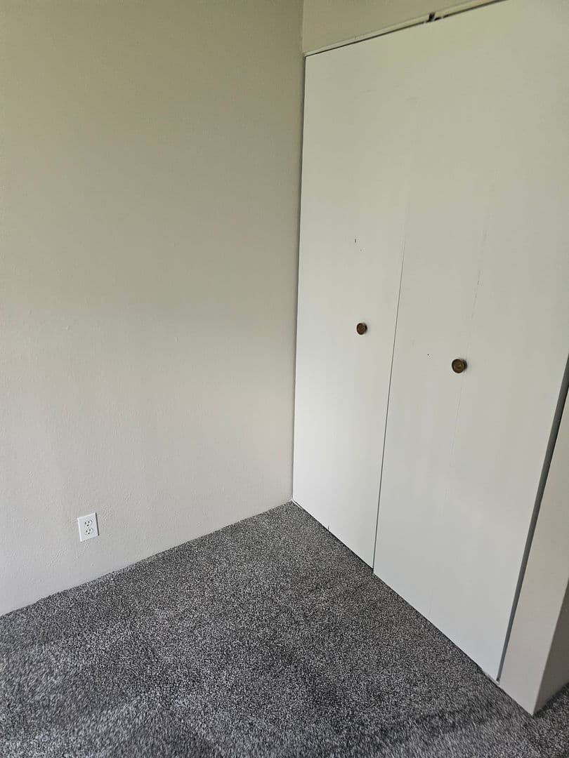 Bellevue Apartment: 910 Ginny Avenue