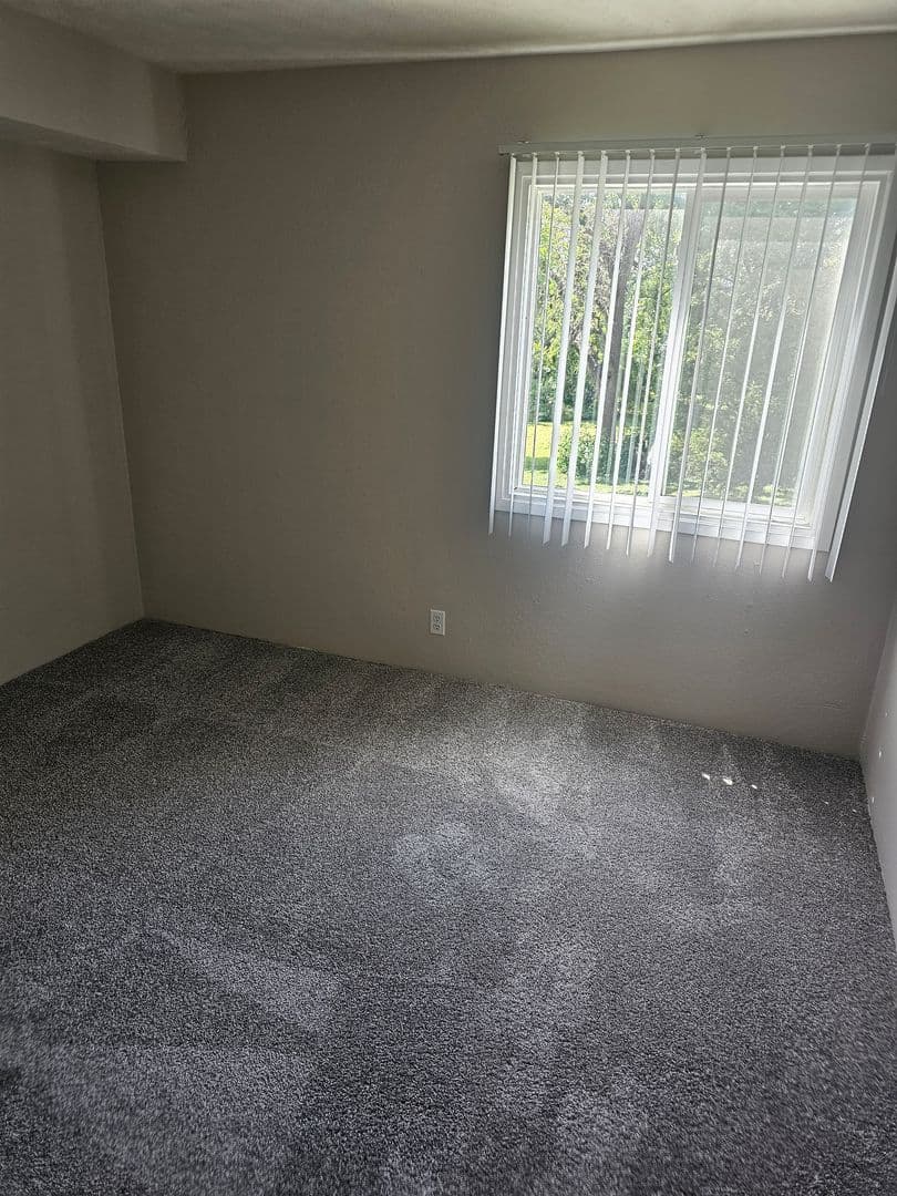 Bellevue Apartment: 910 Ginny Avenue