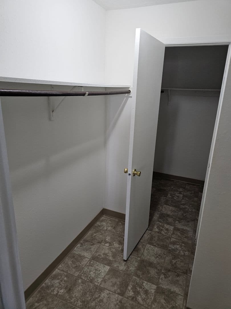 Bellevue Apartment: 910 Ginny Avenue