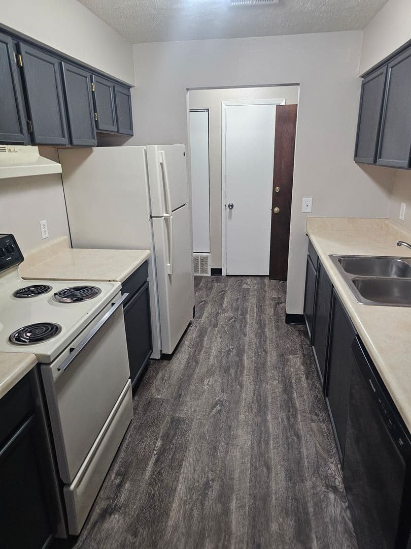 Bellevue Apartment: 910 Ginny Avenue