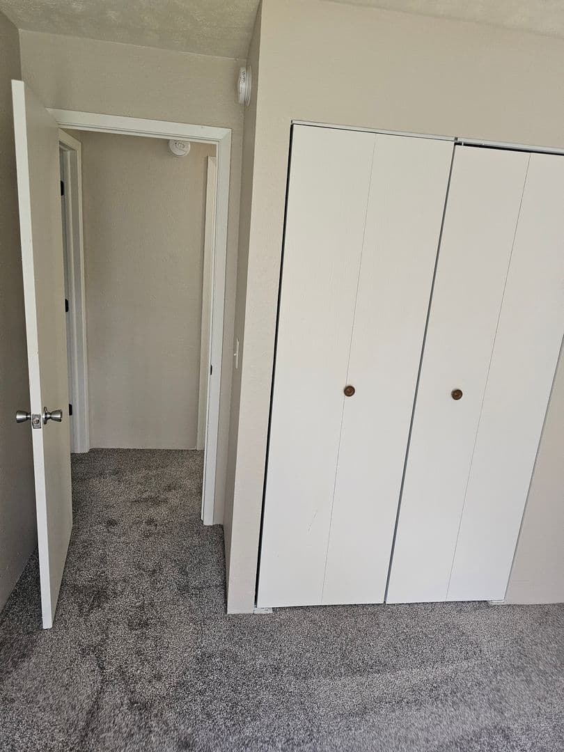 Bellevue Apartment: 910 Ginny Avenue