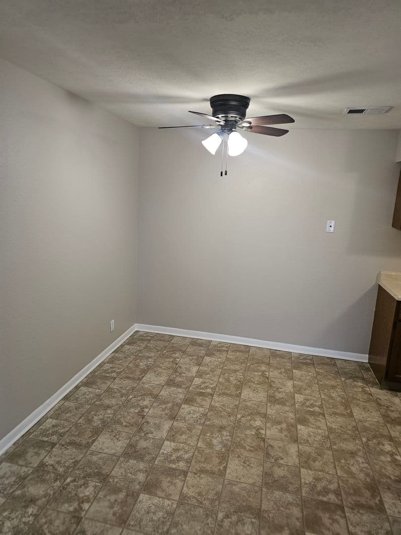 Bellevue Apartment: 910 Ginny Avenue