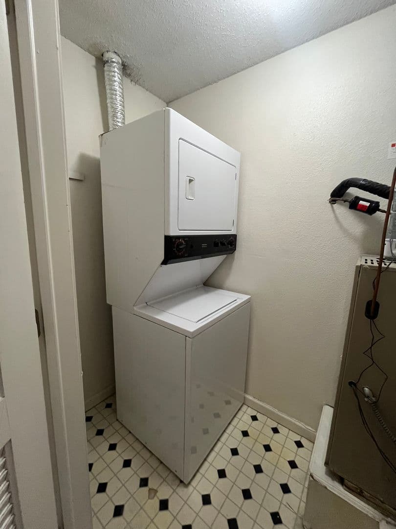 Lincoln Apartment: 3811 Baldwin Ave.