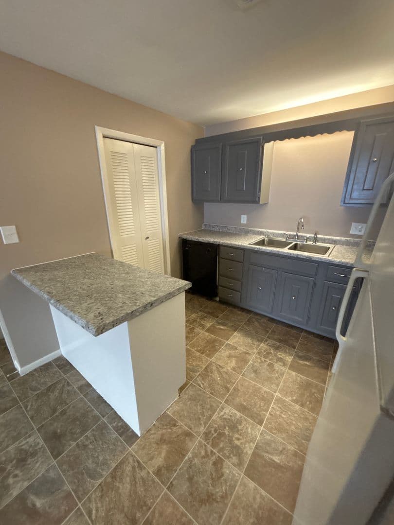 Omaha Apartment: 7525 Pierce Plaza