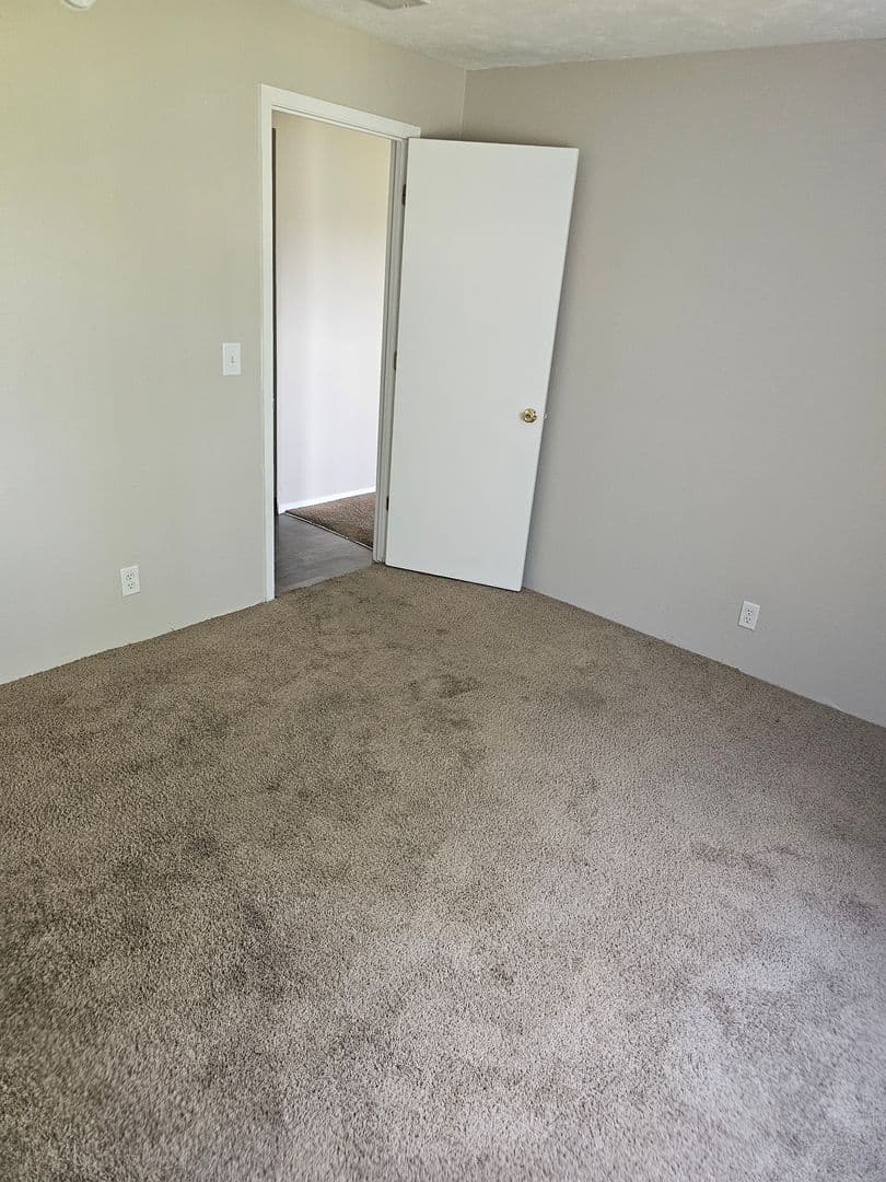 Bellevue Apartment: 910 Ginny Avenue