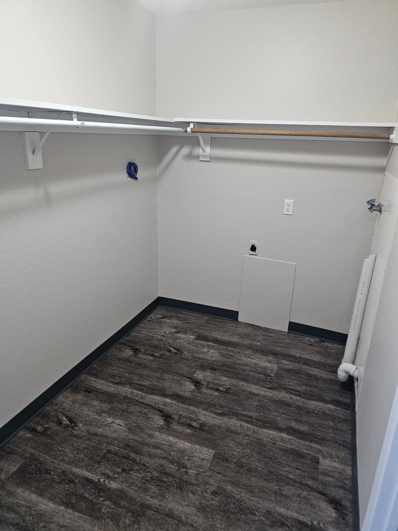 Bellevue Apartment: 910 Ginny Avenue