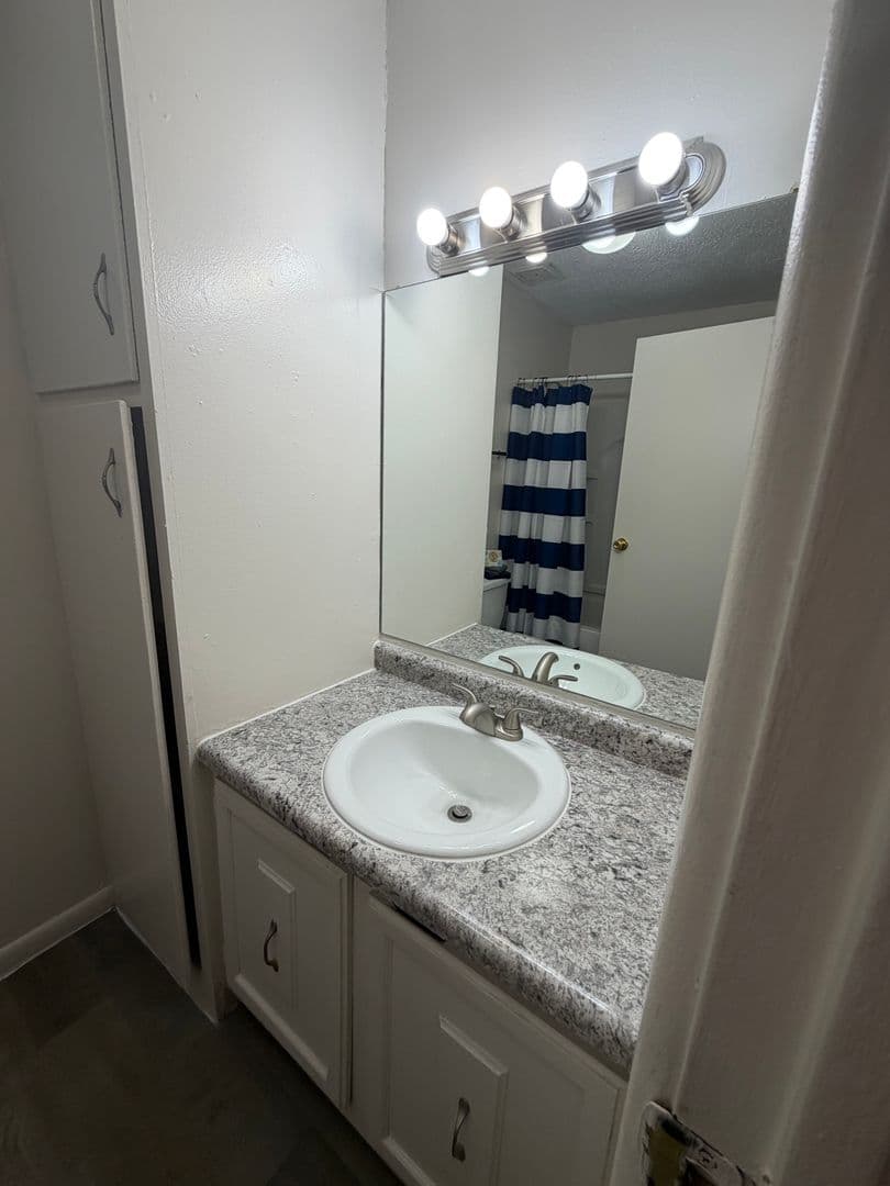 Omaha Apartment: 7525 Pierce Plaza