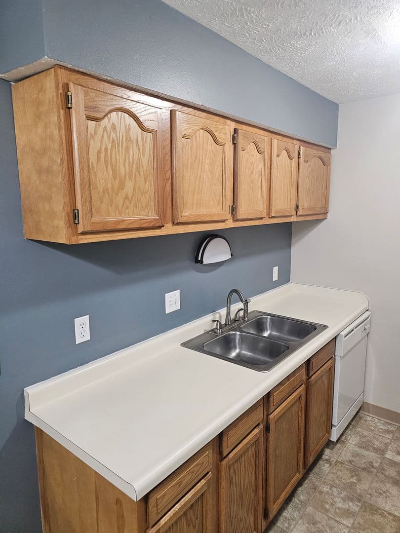 Bellevue Apartment: 910 Ginny Avenue