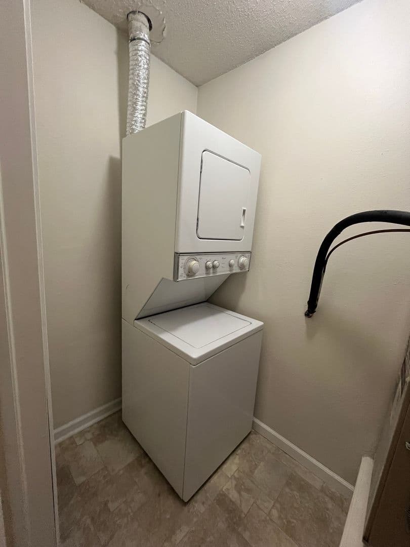 Lincoln Apartment: 3811 Baldwin Ave.