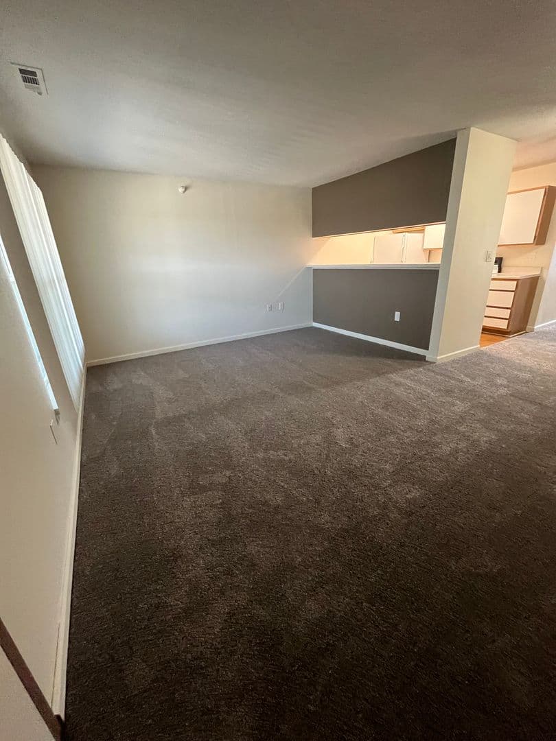 Lincoln Apartment: 3811 Baldwin Ave.