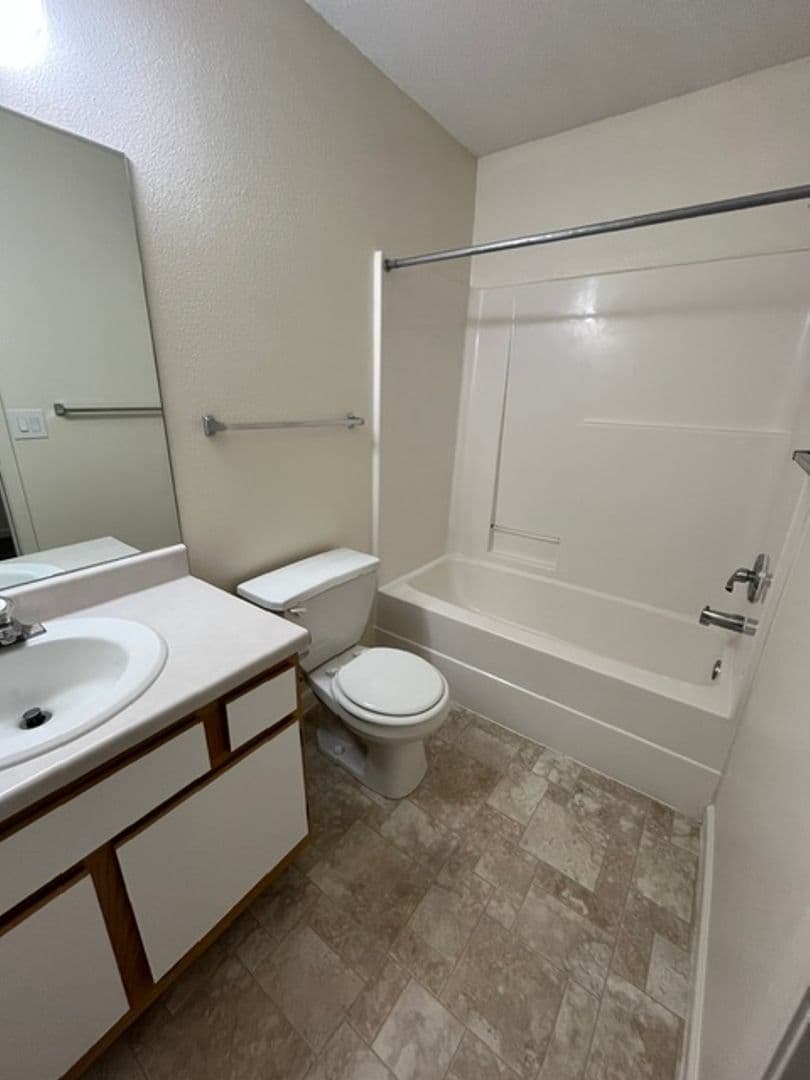 Lincoln Apartment: 3811 Baldwin Ave.