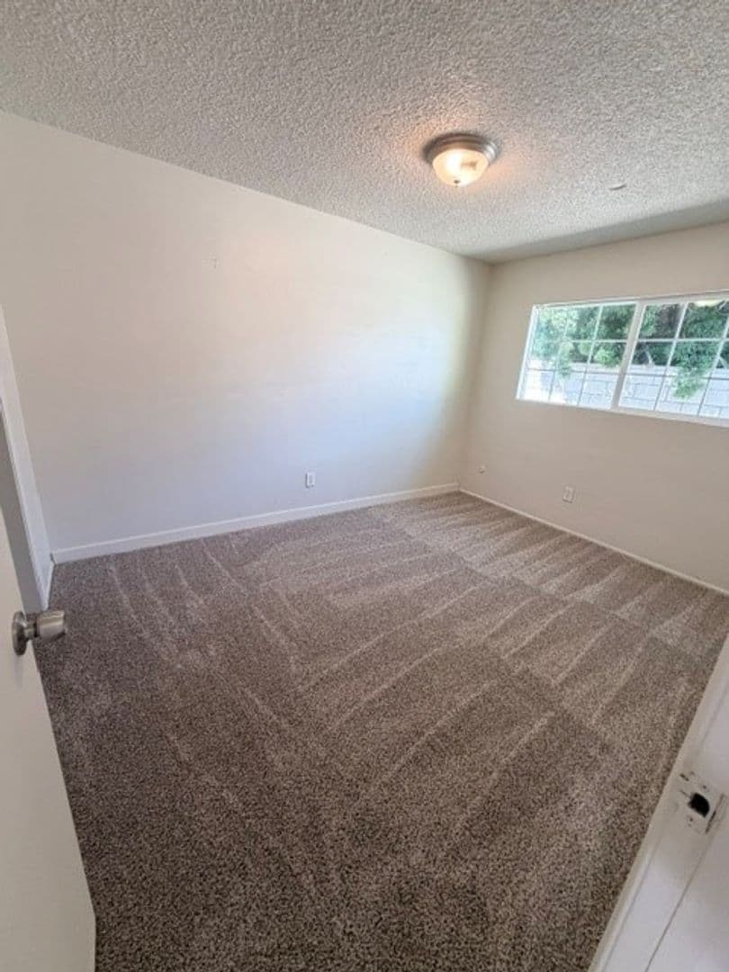 Bakerfsfield Apartment: 1901 Buena Vista St