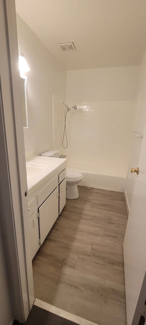 Bakersfield Apartment: 2711 San Dimas St 2140