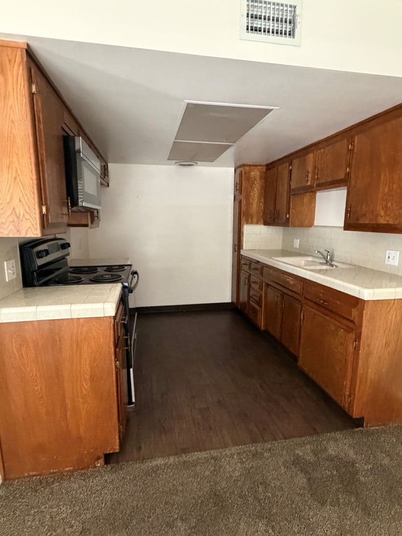 Bakersfield Apartment: 3333 El Encanto Ct. #19