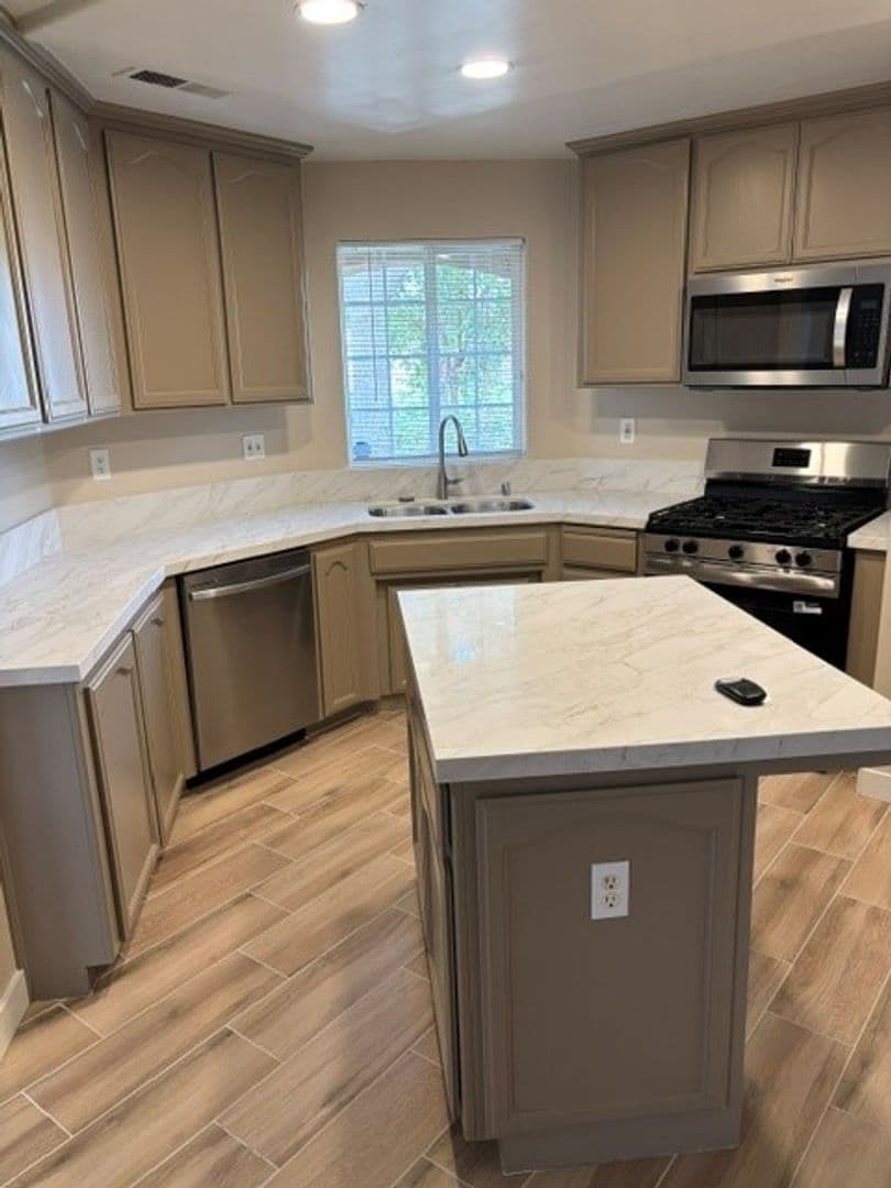 Bakersfield House: 5911 Ragusa Lane