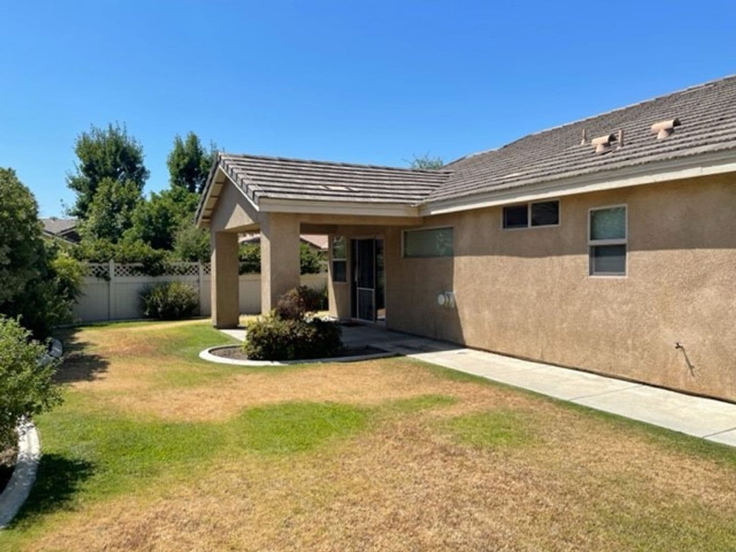 Bakersfield House: 104 Cedmont Dr.
