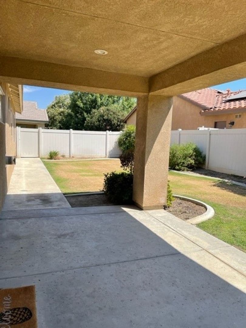 Bakersfield House: 104 Cedmont Dr.