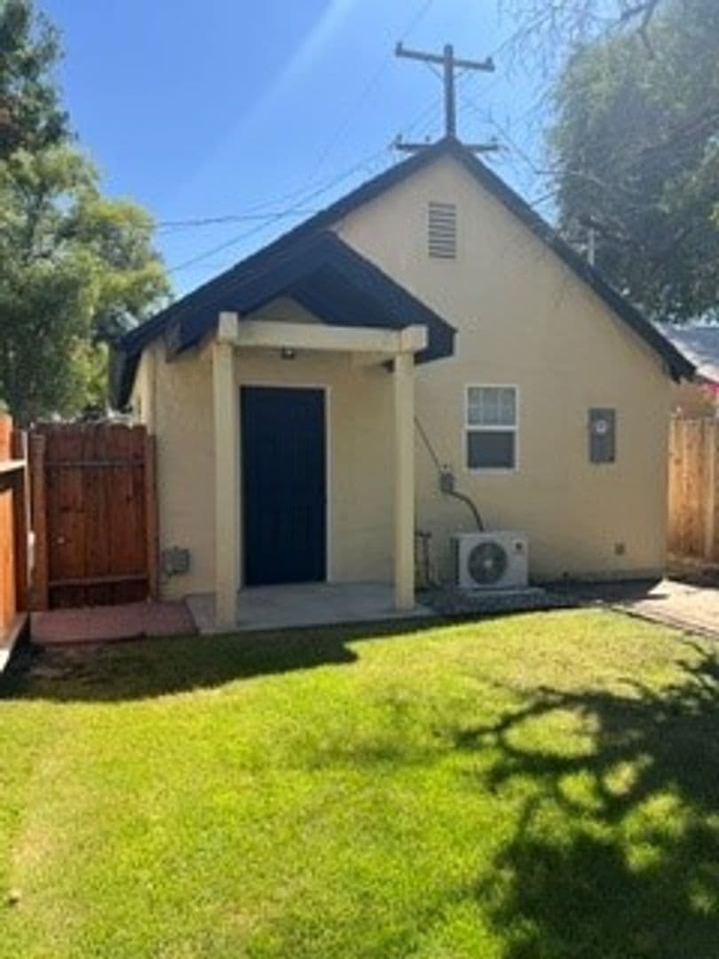 Bakersfield House: 2701 San Emidio St #B