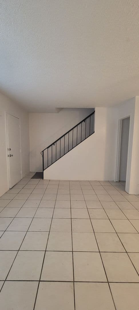 Bakersfield Apartment: 2711 San Dimas St 2140