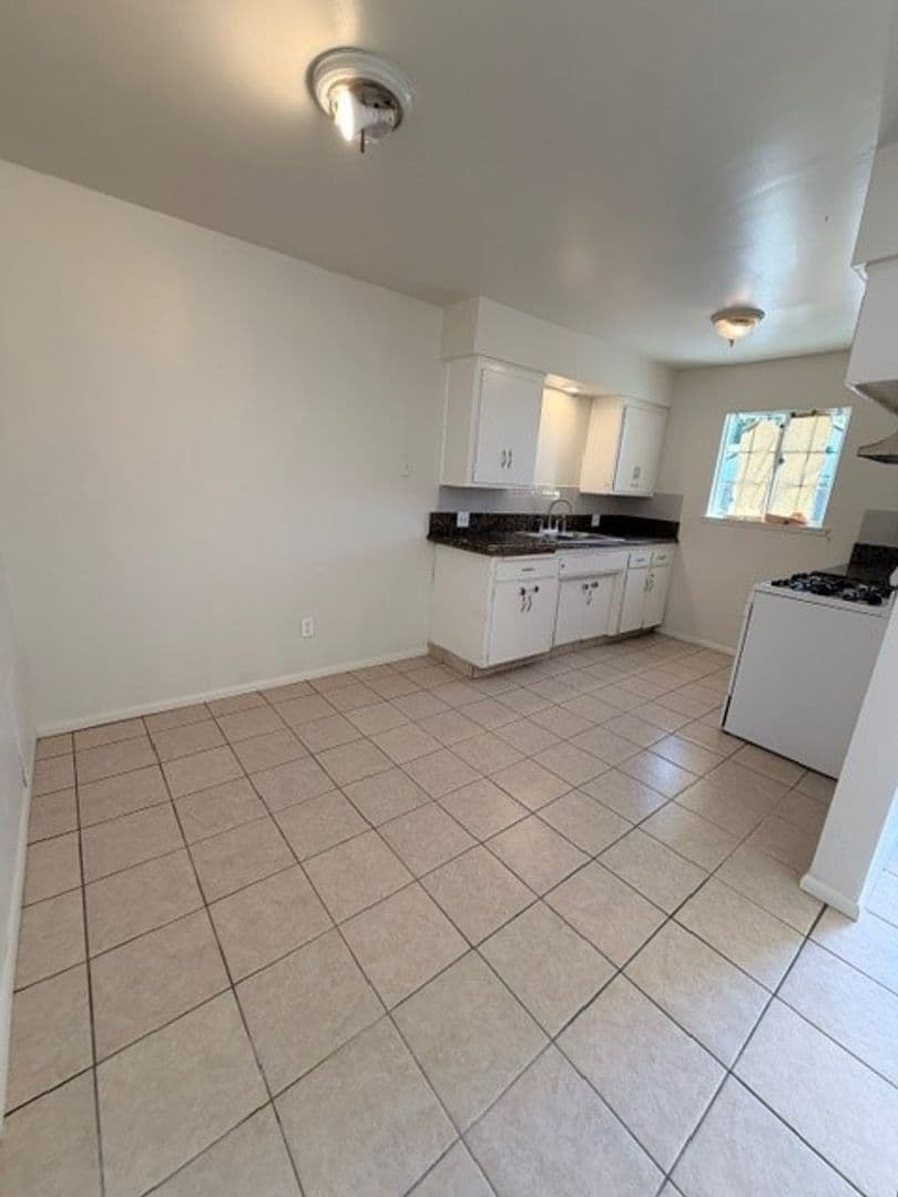 Bakerfsfield Apartment: 1901 Buena Vista St