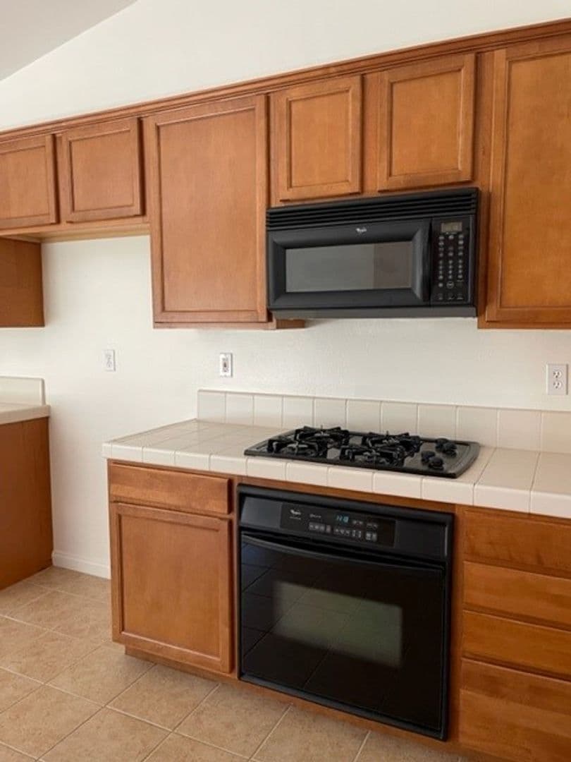 Bakersfield House: 104 Cedmont Dr.