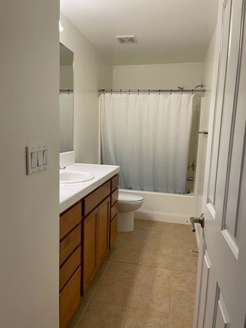 Bakersfield House: 104 Cedmont Dr.