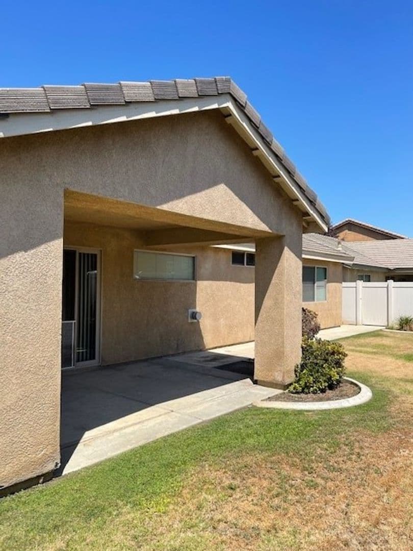 Bakersfield House: 104 Cedmont Dr.