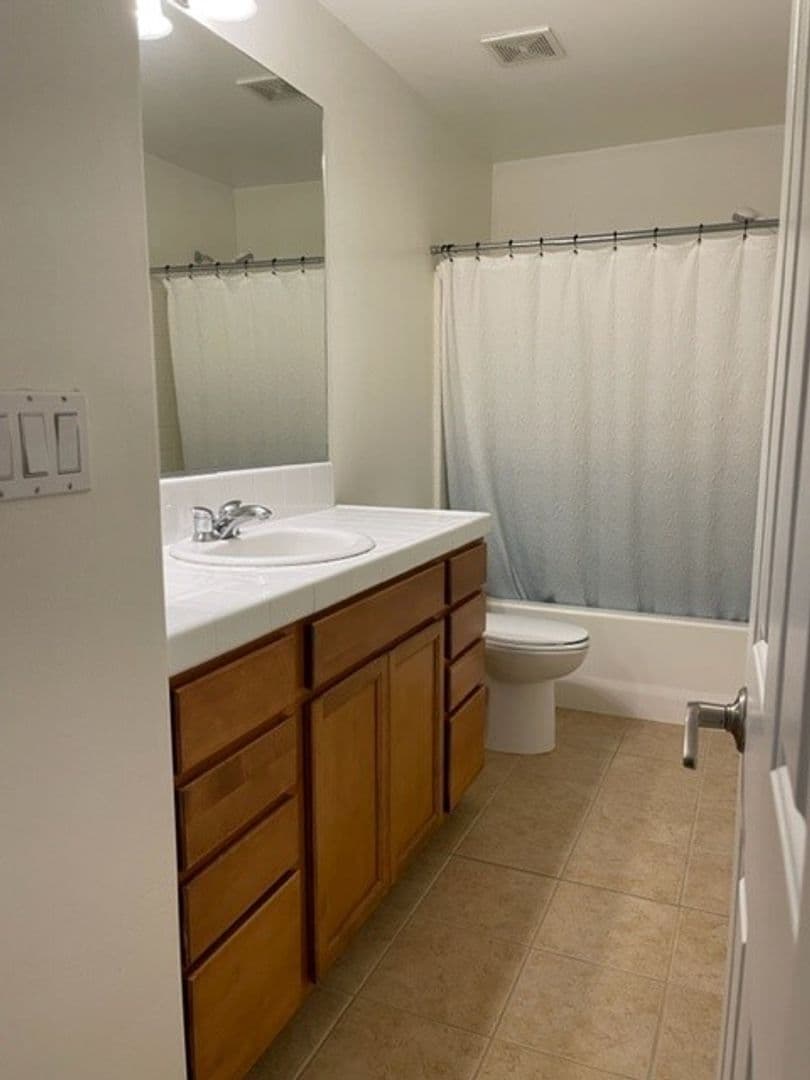 Bakersfield House: 104 Cedmont Dr.