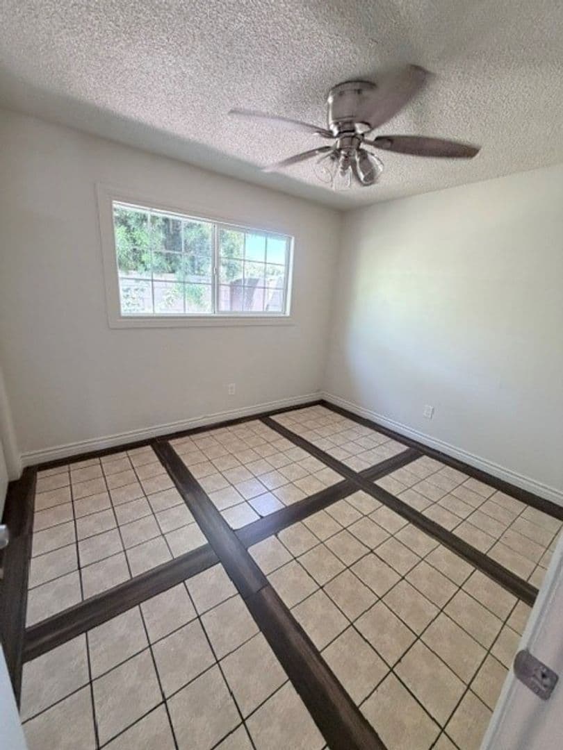 Bakerfsfield Apartment: 1901 Buena Vista St