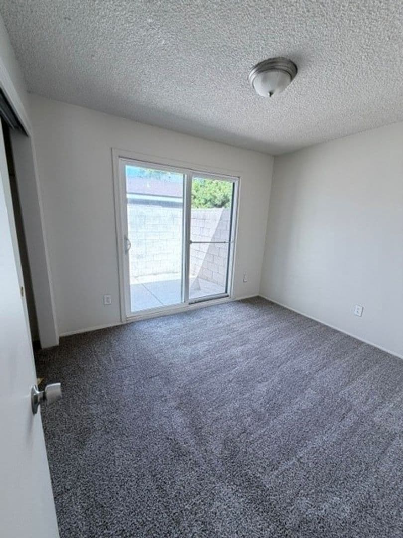 Bakerfsfield Apartment: 1901 Buena Vista St