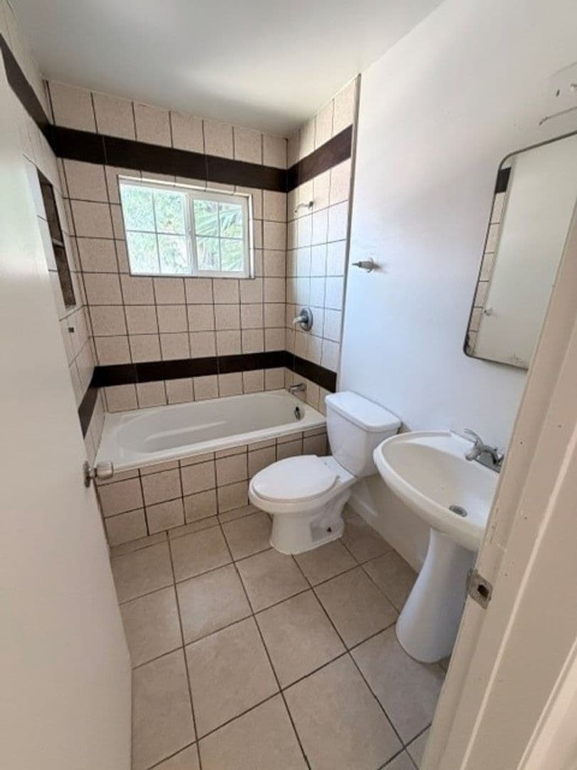 Bakerfsfield Apartment: 1901 Buena Vista St