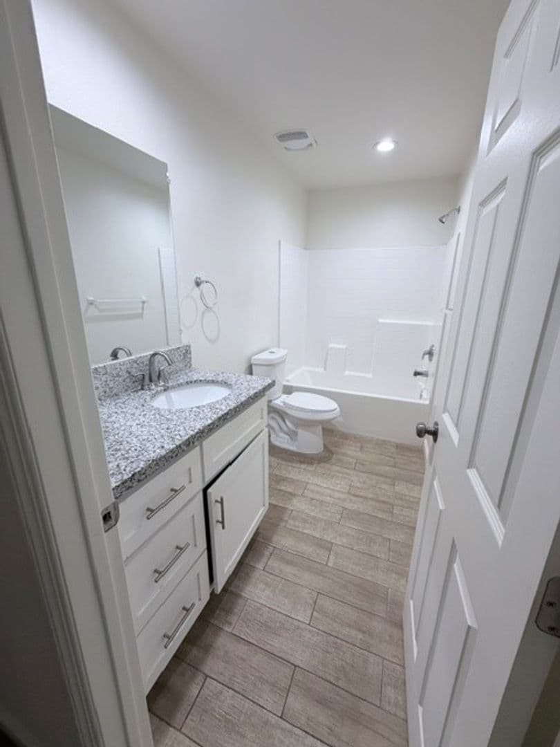 Bakersfield Apartment: 1222 Jeffrey St