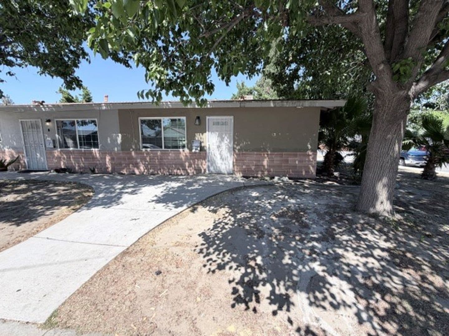 Bakerfsfield Apartment: 1901 Buena Vista St